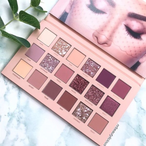 Huda Beauty nude eyeshadow palette